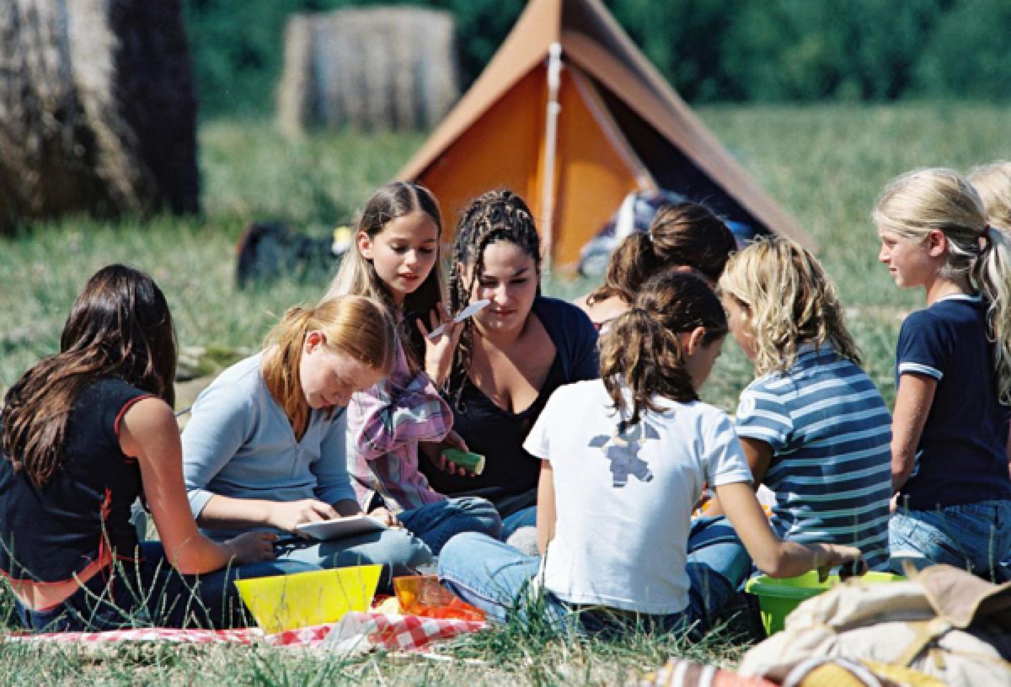 Отдыхать во время каникул. Летний лагерь . Nos jours heureux (2006). Лагерь радость Владивосток. Детский лагерь. Лагерь для подростков на лето.