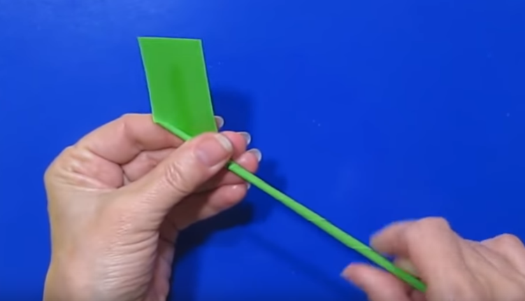 Палочка снизу. Палочка с тонкими полосками цветной бумаги крутить. Игра палочки крючки вытаскивать. Из чего сделать зелёные тонкие палочки для цветочков. Как научиться есть китайскими палочками для начинающих видео уроки.