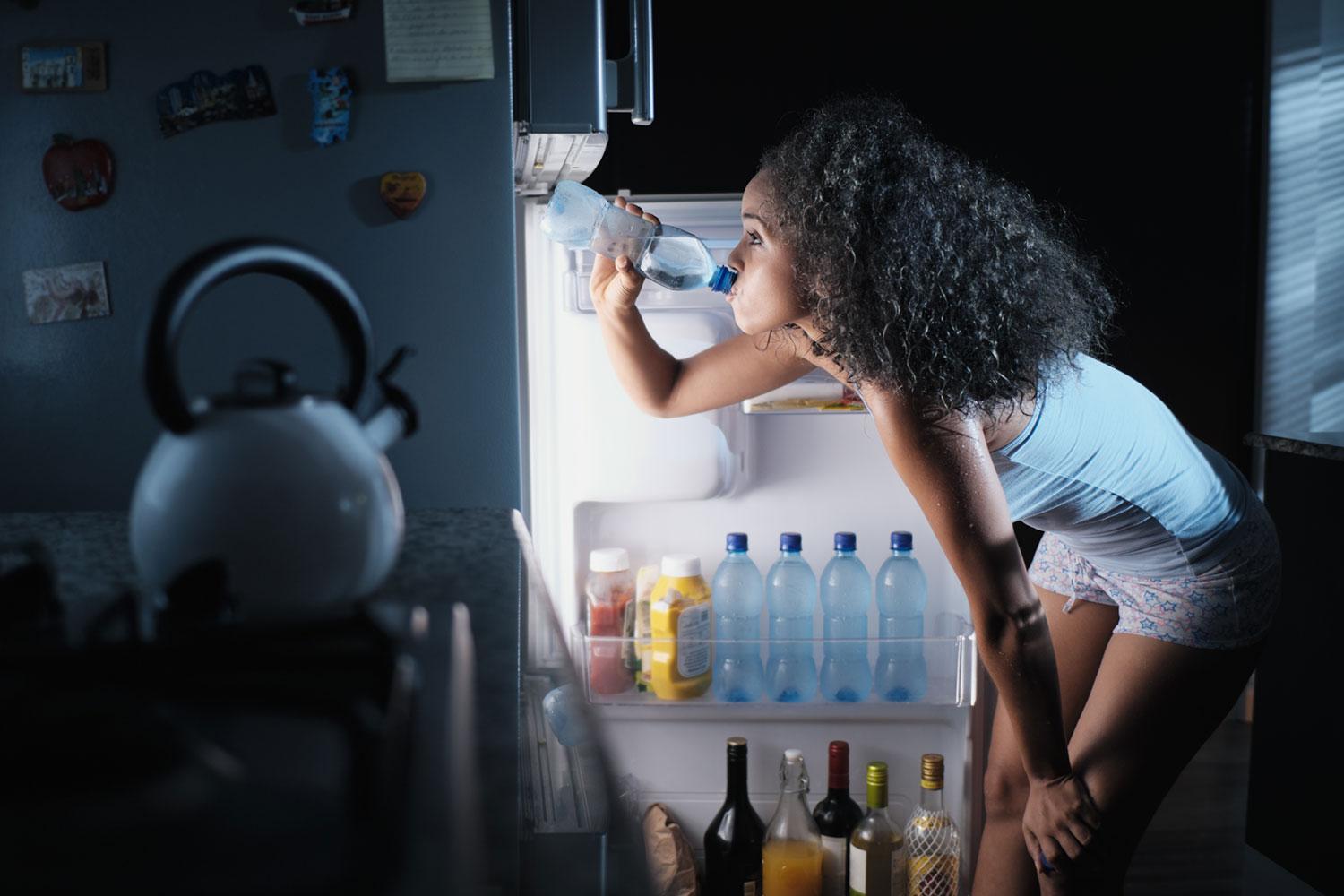 Чего попить на ночь. Девушка на кухне вода. Девушка пьет воду. Девушка пьет воду на кухне. Девушка пьёт воду перед сном.