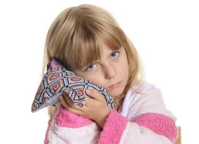 Что делать у ребенка ухо болит а камфорного масла нет